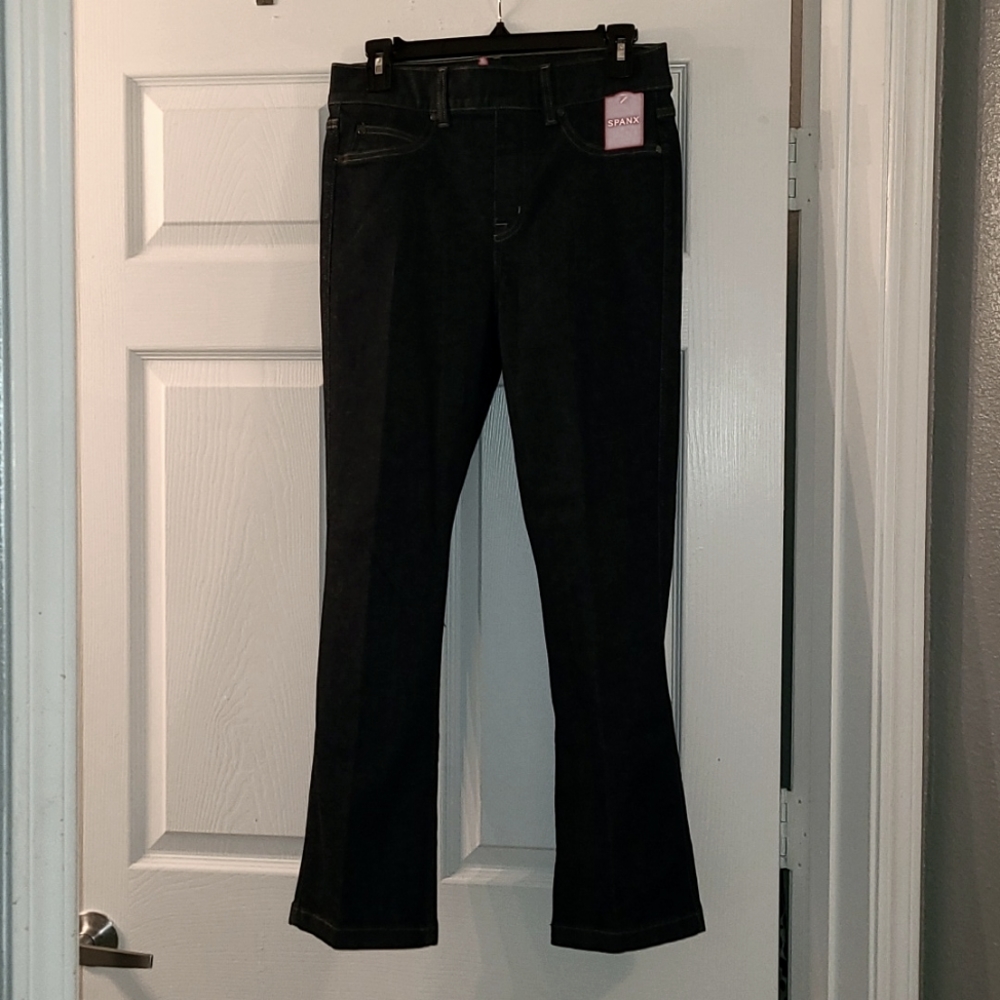 NWT Spanx Stretch Cropped Pull on Flare. Size M